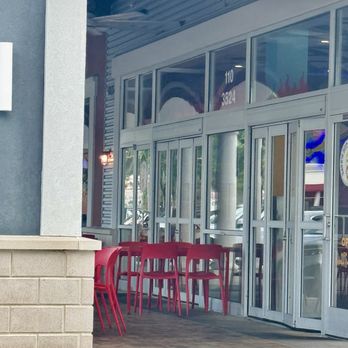 Dave's Hot Chicken - Outside seating - Chicken Shop Near Me - Gainesville, Florida