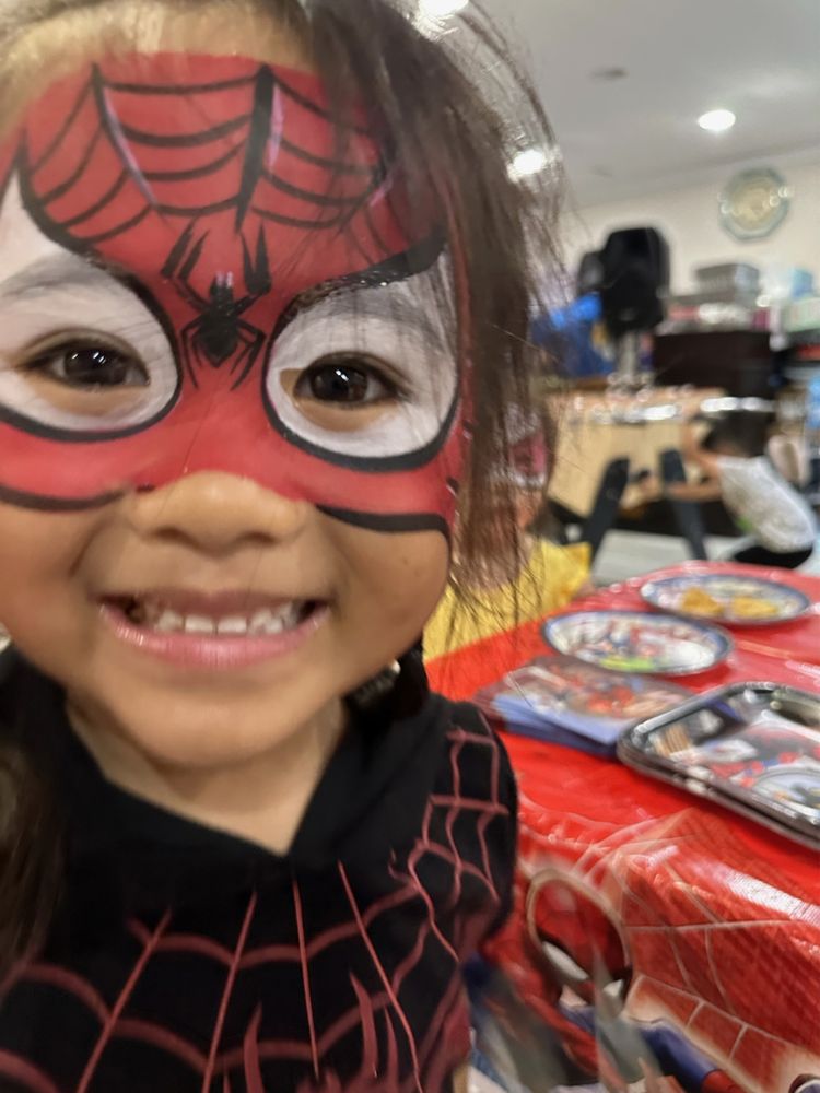 Hila Face Painting Logo