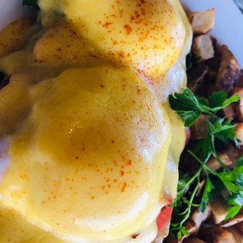 The Kettle - Salmon Benedict with country potatoes - Diners Near Me - Manhattan Beach, California