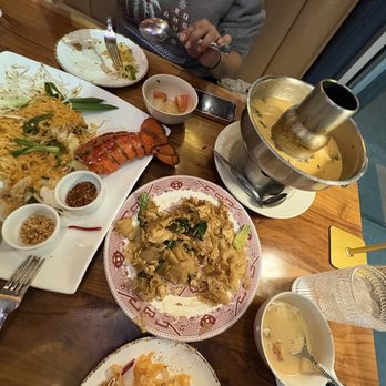 Weera Thai - Rainbow - L3. Pad See Ew Tom Kah Chicken Soup - Thai Near Me - Las Vegas, Nevada