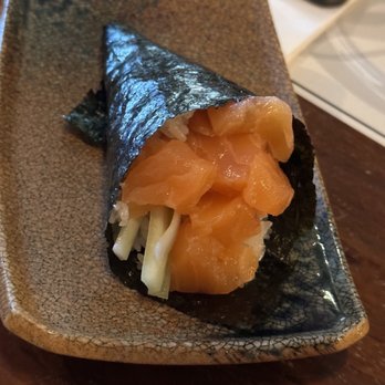 Shiki Sushi - Salmon roll - Sushi Bars Near Me - Studio City, California