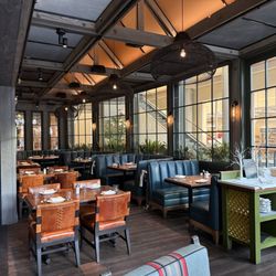 Water Grill - Bellevue - Nice tables and booths.