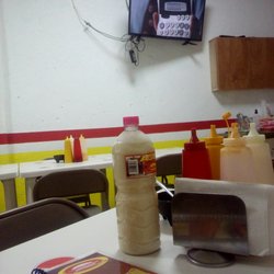 Hamburguesas Tancitaro - Lugar amplio y entretenimiento