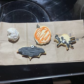 Mariana's Panaderia and Bakery - Wedding cookie and Halloween themed sugar cookies - Bakeries Near Me - Everett, Washington