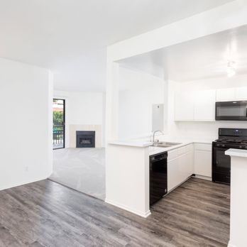 White Oak Gardens Apartments - Kitchen - Apartments Near Me - Encino, California White Oak Gardens Apartments - Kitchen - Apartments Near Me - Encino, California