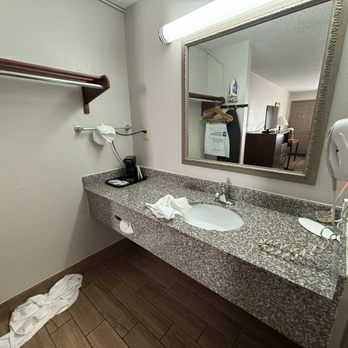 Best Western Athens Inn - Bathroom sink - Hotels Near Me - Athens, Alabama Best Western Athens Inn - Bathroom sink - Hotels Near Me - Athens, Alabama