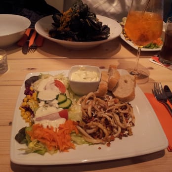 Björns Beach - Björns Calamares ...Natur, Aioli, Baguette und Salatgarnitur...hmm. - Seafood Near Me - Cuxhaven, NI