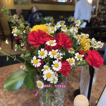 Barefoot Cafe - Beautiful flowers at all the tables - Bars Near Me - Fairfax, California