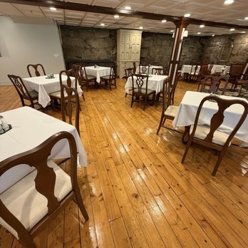 Stonecroft Inn - Breakfast is served on the lower level of the yellow barn. - Hotels Near Me - Ledyard, Connecticut Stonecroft Inn - Breakfast is served on the lower level of the yellow barn. - Hotels Near Me - Ledyard, Connecticut