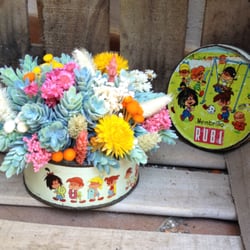 Flores en el Columpio - Lata que le regalé a mi madre que era de ella y que María convirtió en una joya