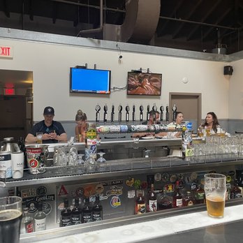 Maui Brewing - The bar - Brewpubs Near Me - Lahaina, Hawaii Maui Brewing - The bar - Brewpubs Near Me - Lahaina, Hawaii