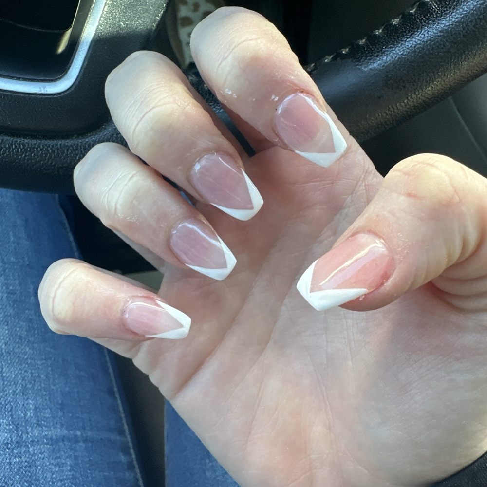 Blue Sky Nails & Spa - Right hand - Nail Salons Near Me - Linthicum Heights, Maryland
