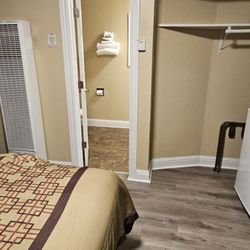 Charm Motel & Suites