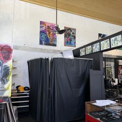 Oakland Ink - Inside of Tattoo shop