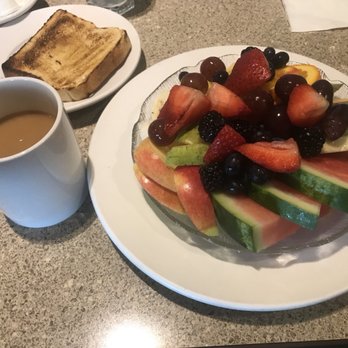 Bear's Den Restaurant - Hotels Near Me - Penticton, British Columbia