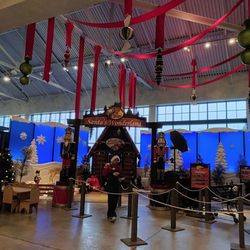 Bass Pro Shops - Santa's Wonderland for your holiday photos
