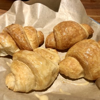 Cheddar's Scratch Kitchen - Honey Butter Croissants - American Near Me - Chattanooga, Tennessee