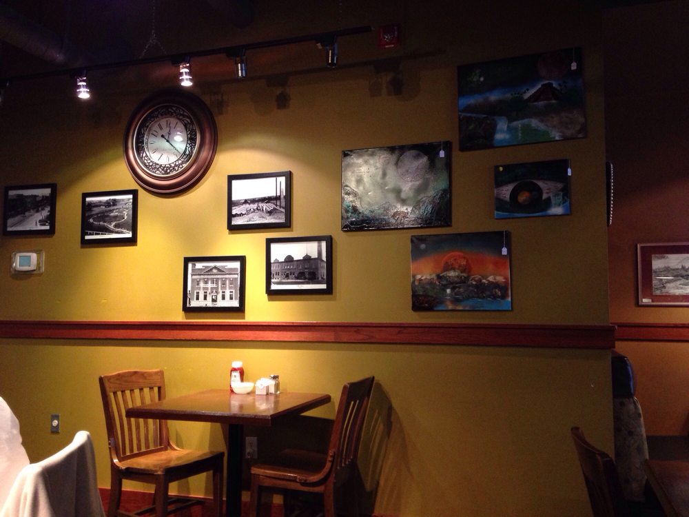 Albert's Family Restaurant & Lounge Logo