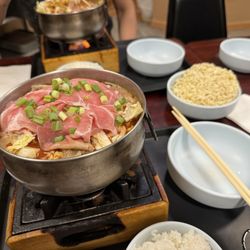 Wuji's Mala House - 太好吃了 裡面的泡麵很吸汁 然後羊肉特別好吃 老闆自己調的沙茶醬特別配飯 希望大家都可以來嚐嚐