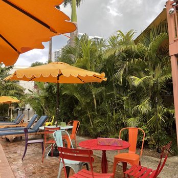 Broken Shaker - Cute patio deck - Cocktail Bars Near Me - Miami Beach, Florida