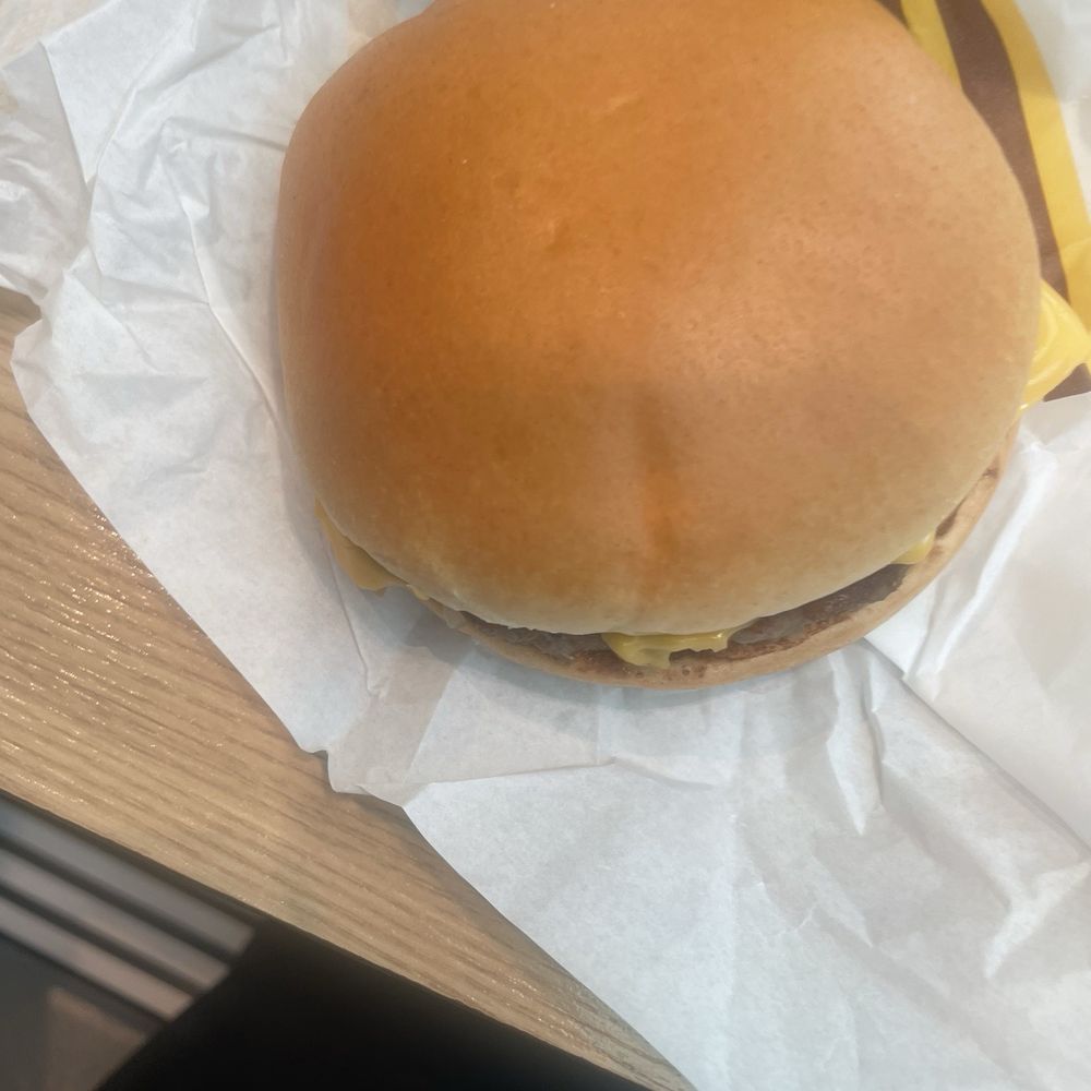 McDonald's - Cheeseburger - Fast Food Near Me - El Prat de Llobregat, B