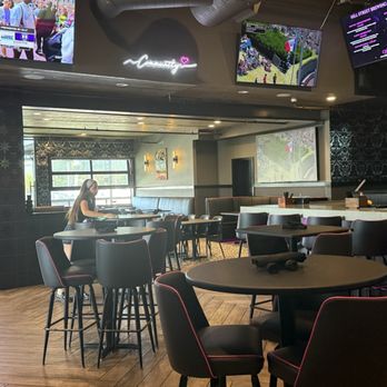 Hill Street Brewing - The restaurant space! - Barbeque Near Me - Oceanside, California