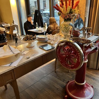 Gigi Trattoria - Fresh cheese and olives - Italian Near Me - Munich, BY