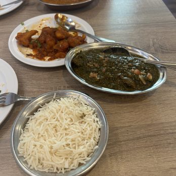 Samikcha MoMo - D13. MUSHROOM COCONUT CURRY F7. LAMB SAAG CURRY B8 Fried Cauliflower - Himalayan/Nepalese Near Me - San Mateo, California