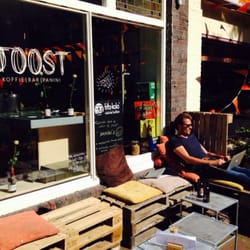 Joost - "Werken" op het zonovergoten terras van Joost