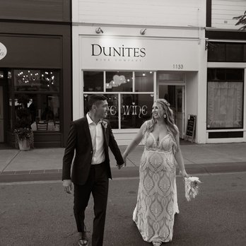 Dunites Wine - Wine Tasting Room Near Me - San Luis Obispo, California