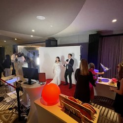 Strike a Pose POD - Strike a Pose POD Massive 9x7 Curved Backdrop for Weddings w/Hollywood Soft Bind Red Carpet set up