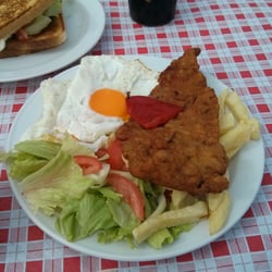 Casa Anita - Plato combinado de escalope con dos huevos fritos, ensalada y patatas