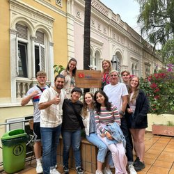 Linguaschools Barcelona - Student group in the garden of the school.
