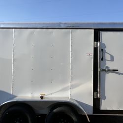 TrailersPlus - Live Oak - Dings and uneven surfaces of the side wall as well as poor quality of the overall bumps and damages done to the side roof