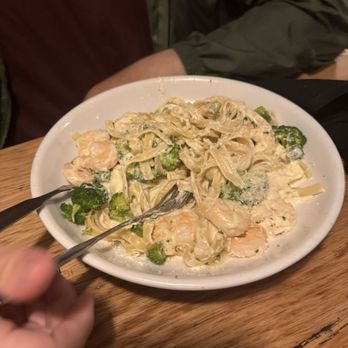 Olive Garden Italian Restaurant - Shrimp Alfredo w/broccoli - Italian Near Me - Temecula, California