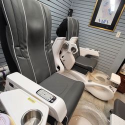 Emmy's Hair & Nails Salon - Very contemporary, seemingly-brand-new massage chairs in the pedicure section.