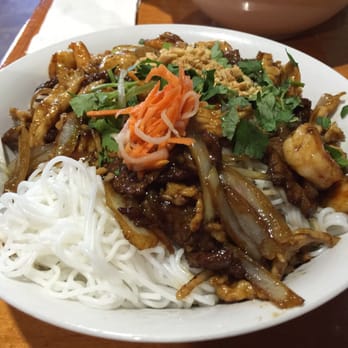 Dong Nai - vermicelli combination bowl. chicken, shrimp and beef. hubby liked it a lot. - Vietnamese Near Me - Austin, Texas