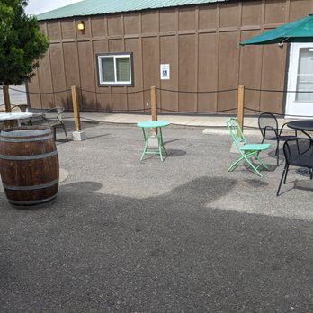Mike's Tavern - Outdoor seating area. - Pubs Near Me - Cle Elum, Washington