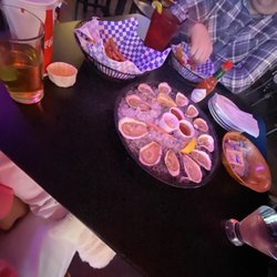 The Oyster Bar - Low quality oyster, it's bigger and it taste totally different from the "good quality oyster".