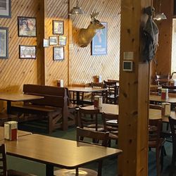 Grandstand Pizza Shop - Dining room
