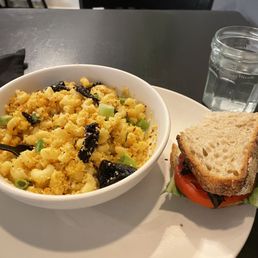 Mac N Cheez with half mushroom Sammy.