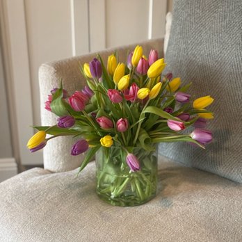 Cadeau De Fleurs - Our new "Joyful Blooms" arrangement is perfect for the tulip lover in your life! - Florists Near Me Cadeau De Fleurs - Our new "Joyful Blooms" arrangement is perfect for the tulip lover in your life! - Florists Near Me