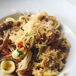 Ristorante Rossini - Selbstgemachte Ohrnudeln mit Austernpilzen, getrockneten Tomaten und Trüffel