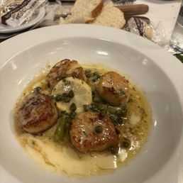 Seared scallops w/caramelized leeks & capers Seared scallops w/caramelized leeks & capers