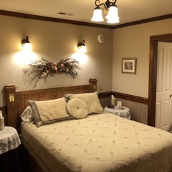 Bear's Lair - The Azalea Room bed