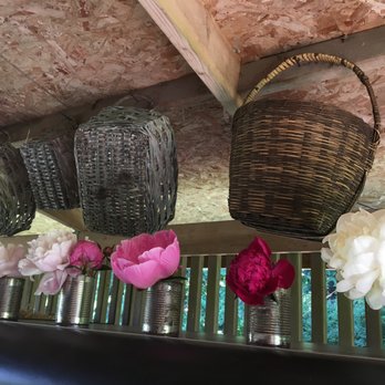 Full Bloom Farm - Love this simple decor - Guest Houses Near Me - Lummi Island, Washington
