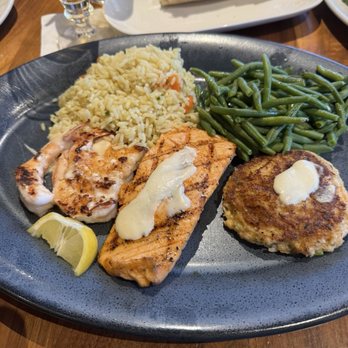 Landry's Seafood House - Mixed grill with salmon, crab cake, shrimp, rice and green beans - Seafood Near Me - Myrtle Beach, South Carolina