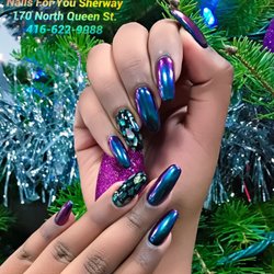 Nails For You - Chrome pigment powder nails with seashell design on her beautiful ring fingers.