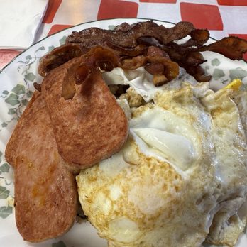 Harry's Café - Deluxe Breakfast - Breakfast & Brunch Near Me - Honolulu, Hawaii Harry's Café - Deluxe Breakfast - Breakfast & Brunch Near Me - Honolulu, Hawaii
