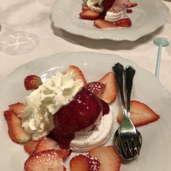 Restaurant Schifferkrug - Strawberry meringue with whipped cream - to die for! - German Near Me - Celle, NI